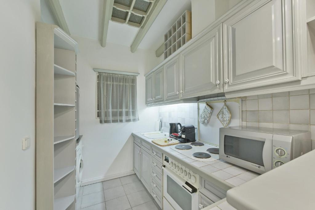 A kitchen or kitchenette at Mavili Square Cozy Apt AC & Kitchen, near Metro
