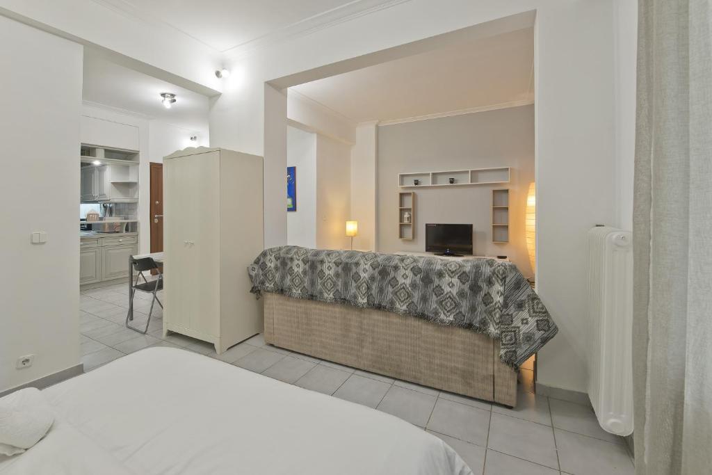 A television and/or entertainment centre at Mavili Square Cozy Apt AC & Kitchen, near Metro