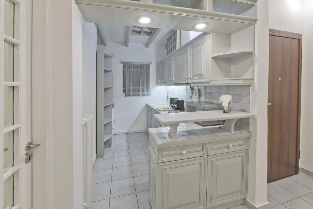 A kitchen or kitchenette at Mavili Square Cozy Apt AC & Kitchen, near Metro