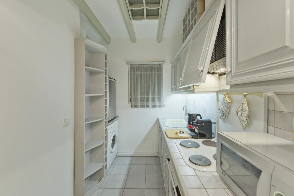 A kitchen or kitchenette at Mavili Square Cozy Apt AC & Kitchen, near Metro