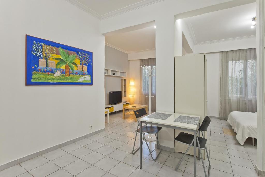 A seating area at Mavili Square Cozy Apt AC & Kitchen, near Metro