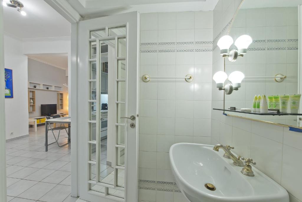A bathroom at Mavili Square Cozy Apt AC & Kitchen, near Metro