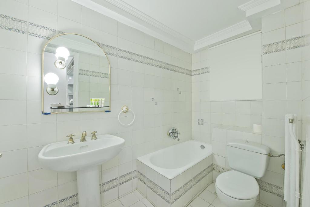 A bathroom at Mavili Square Cozy Apt AC & Kitchen, near Metro