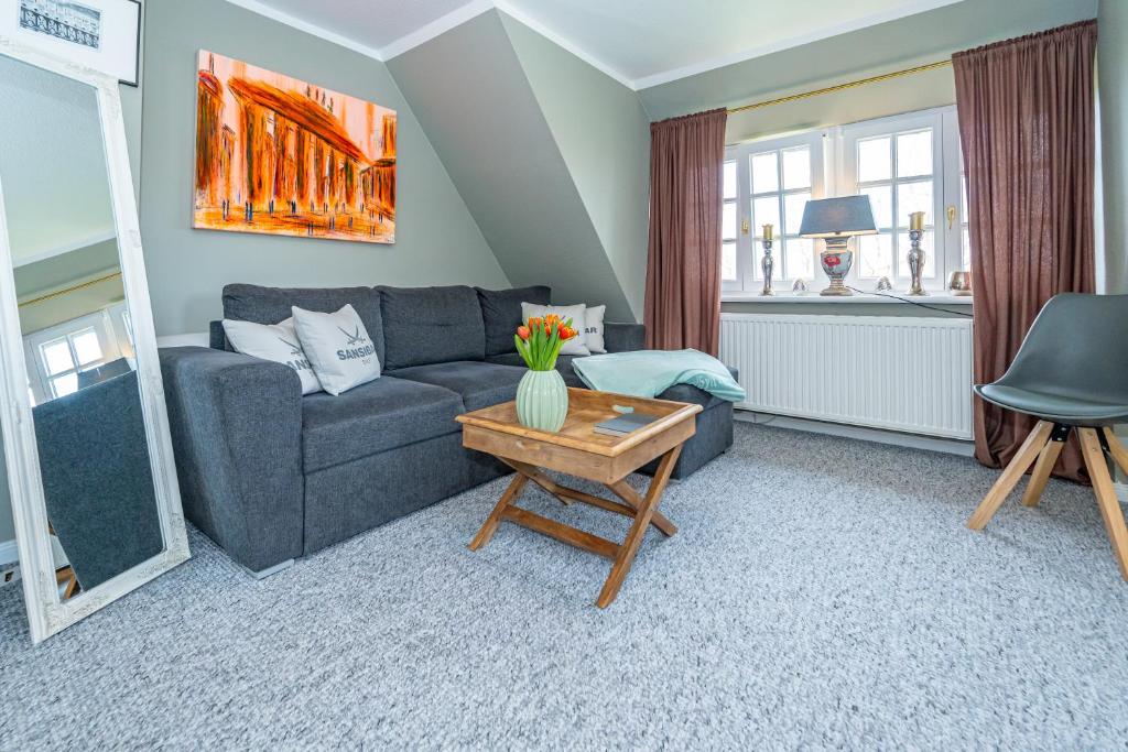 Posezení v ubytování Gemütliche Wohnung unter Reet mit Pool und Sauna in Keitum
