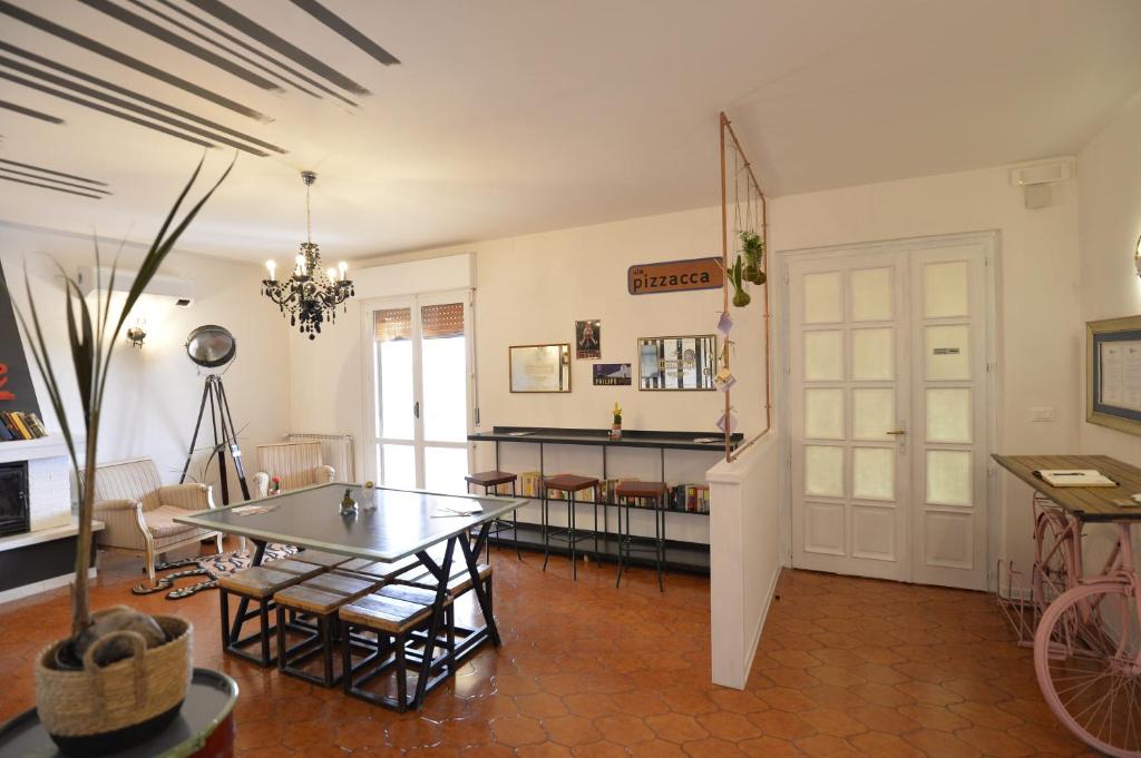 ein Wohnzimmer mit einem Tisch und einem Esszimmer in der Unterkunft AgriCesar in San Lorenzo