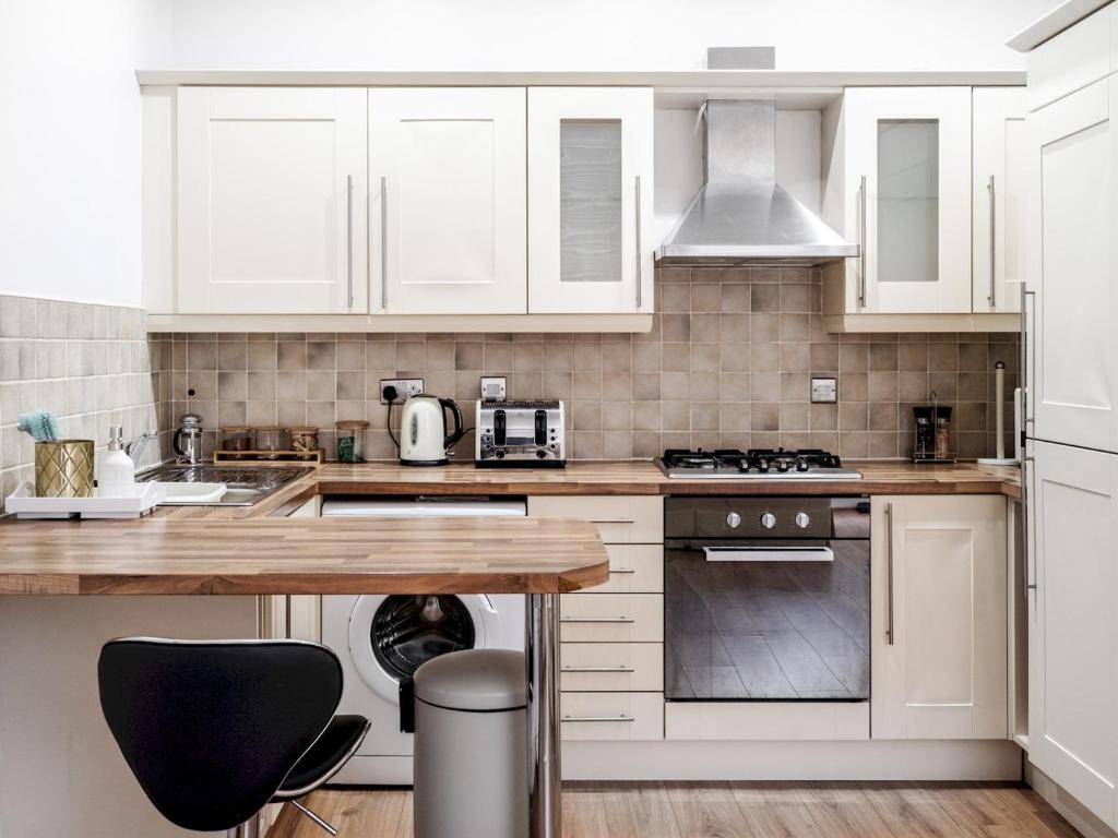 O bucătărie sau chicinetă la Pass the Keys Serenity in the Suburbs - Modern 2BR Apartment