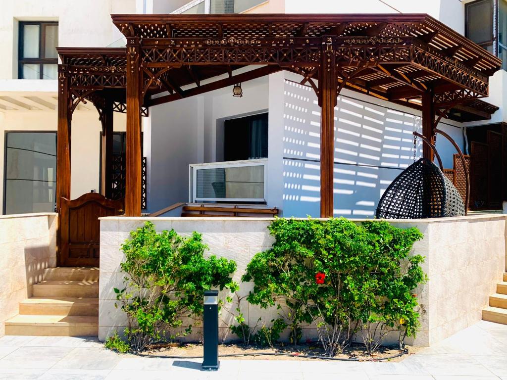 a gazebo on the side of a house at بورتو سعيد غرفه وصاله ارضى in `Ezbet Shalabi el-Rûdi