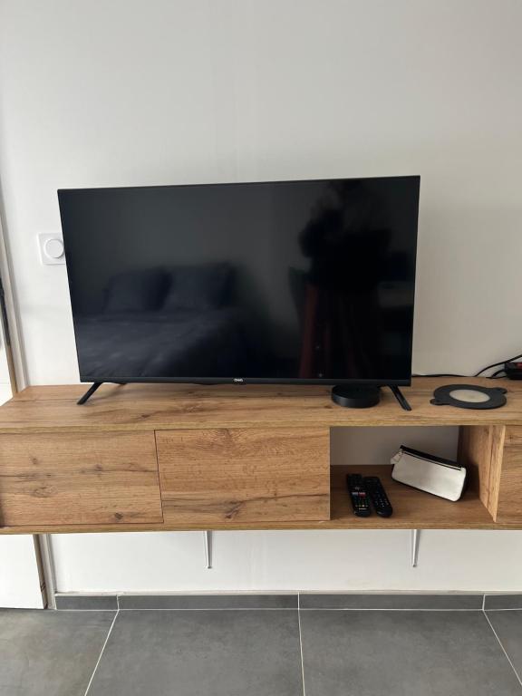 Televízia a/alebo spoločenská miestnosť v ubytovaní Blu'in - Mérignies