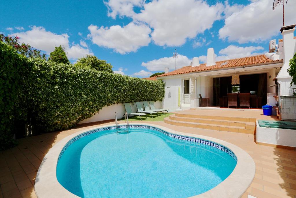 uma piscina em frente a uma casa em Villa Molgard 61 - Clever Details em Vilamoura