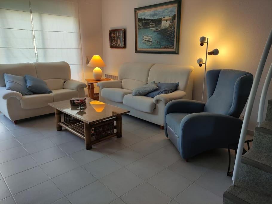 Sala de estar con sofás y mesa de centro en Apartmento Duplex, en S'Agaró
