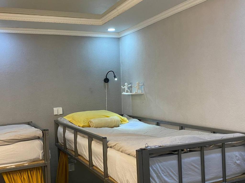 Postel nebo postele na pokoji v ubytování Downtown Homestay