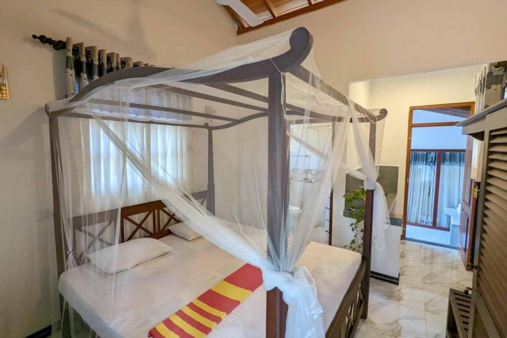 Postel nebo postele na pokoji v ubytování Villa Wismar Hikkaduwa