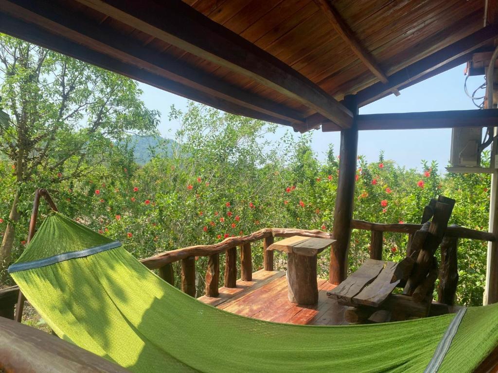 Balkón nebo terasa v ubytování Ngọc Tiên Farmer Eco Lodge Cat Tiên