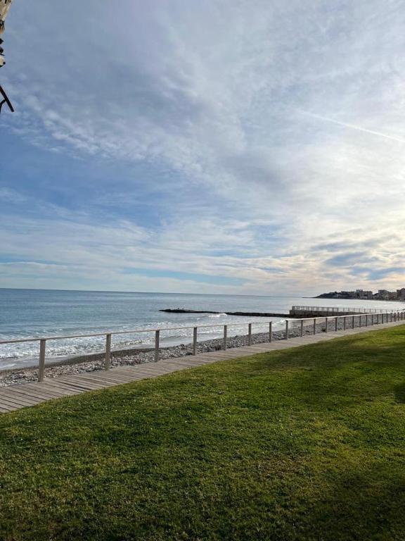 Fotografie z fotogalerie ubytování Alquilo hermoso apartamento en la paradisiaca Oropesa del Mar, 2habitaciones, 1 baño, cocina, salón, aire acondicionado y balcón a 400 metros de la playa Morro de Gos, muy cerca de supermercados, comercios y bares v destinaci Oropesa del Mar