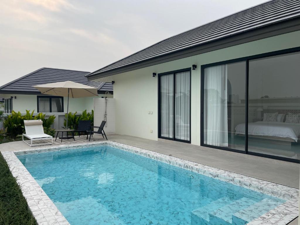 Karisma Private Villa Pattaya في جومتين بيتش: مسبح امام بيت