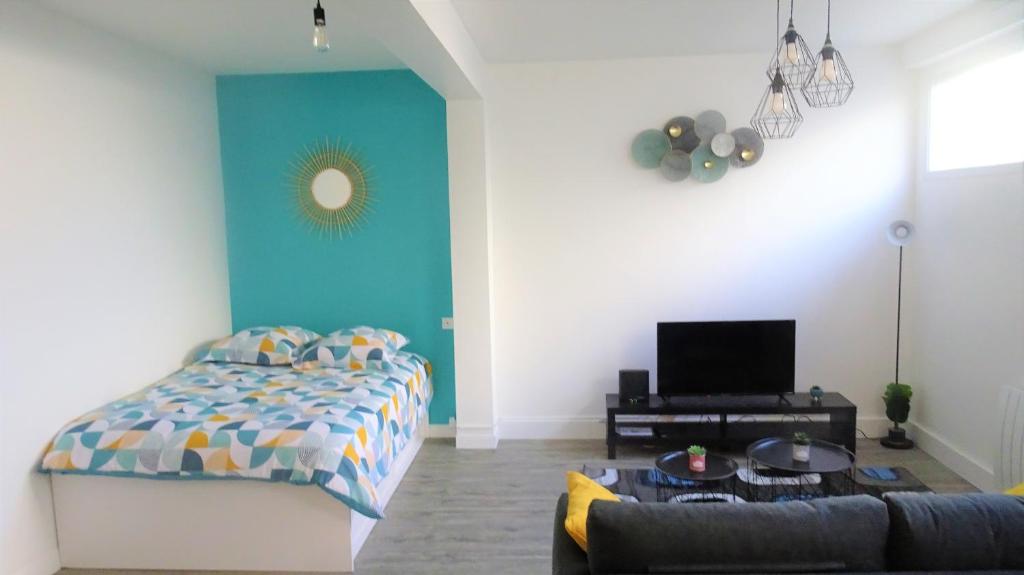 モンリュソンにあるAppartement La Rotondeの青い壁のベッドルーム1室(ベッド1台付)