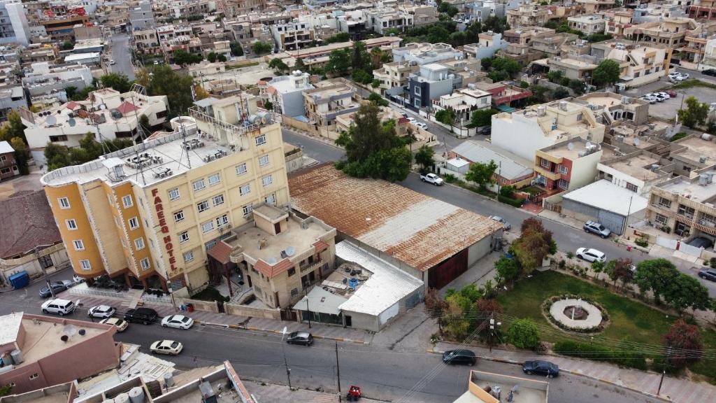 una vista aérea de una ciudad con edificios en Fareeq Hotel en Erbil