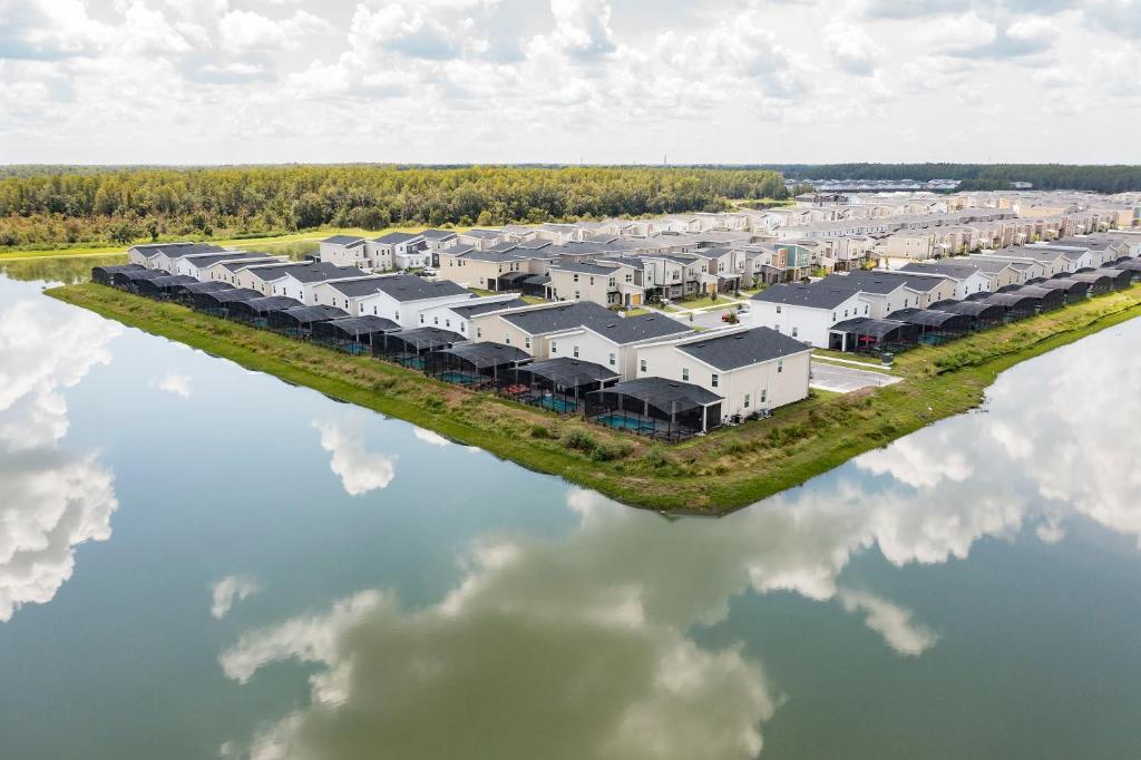 una vista aérea de un complejo de apartamentos junto a un cuerpo de agua en Lakeview Villas in Storey Lake Resort by Diamond Vacation Homes, en Kissimmee