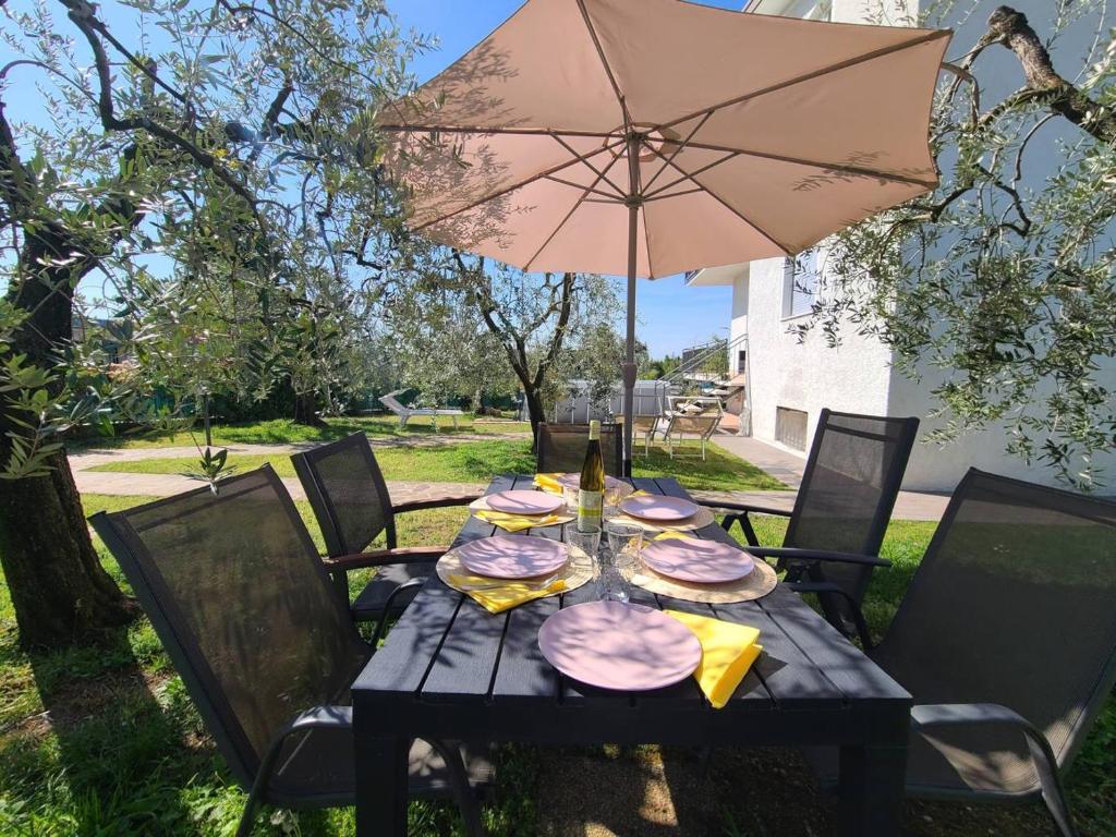 A garden outside App. Mimosa Minerva Holiday Home