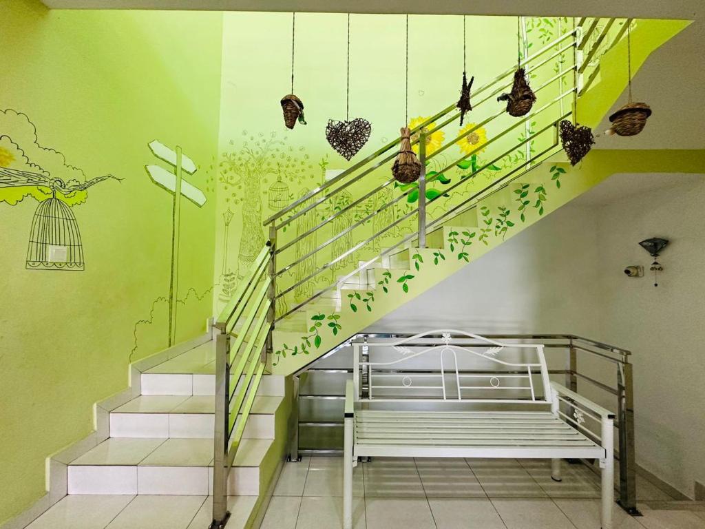 um quarto com escadas com borboletas na parede em Paddy Village Multi Homestay em Sekincan