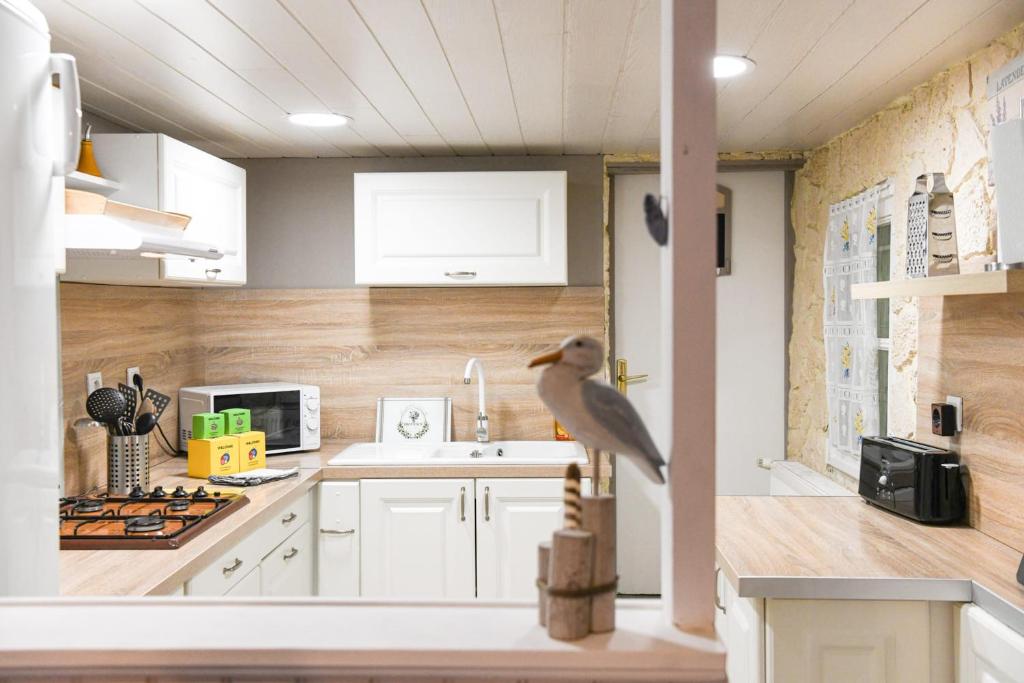 Kuchyňa alebo kuchynka v ubytovaní Le Cabanon - Maison 2 ch avec jardin et parking