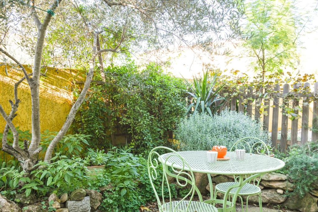 Vonkajšia záhrada v ubytovaní Le Cabanon - Maison 2 ch avec jardin et parking