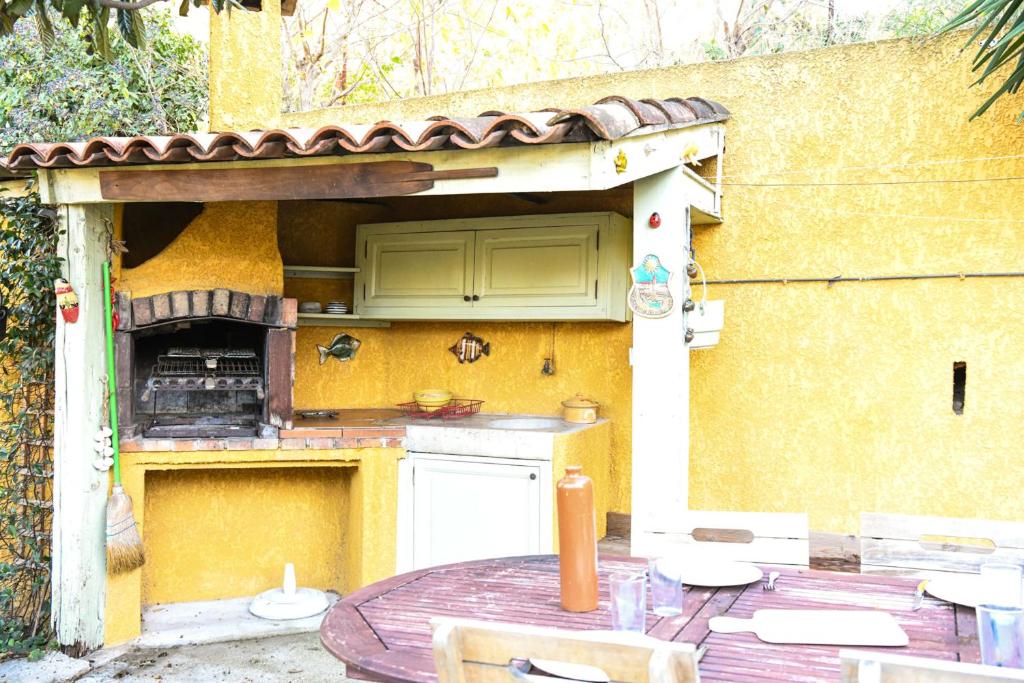 Kuchyňa alebo kuchynka v ubytovaní Le Cabanon - Maison 2 ch avec jardin et parking