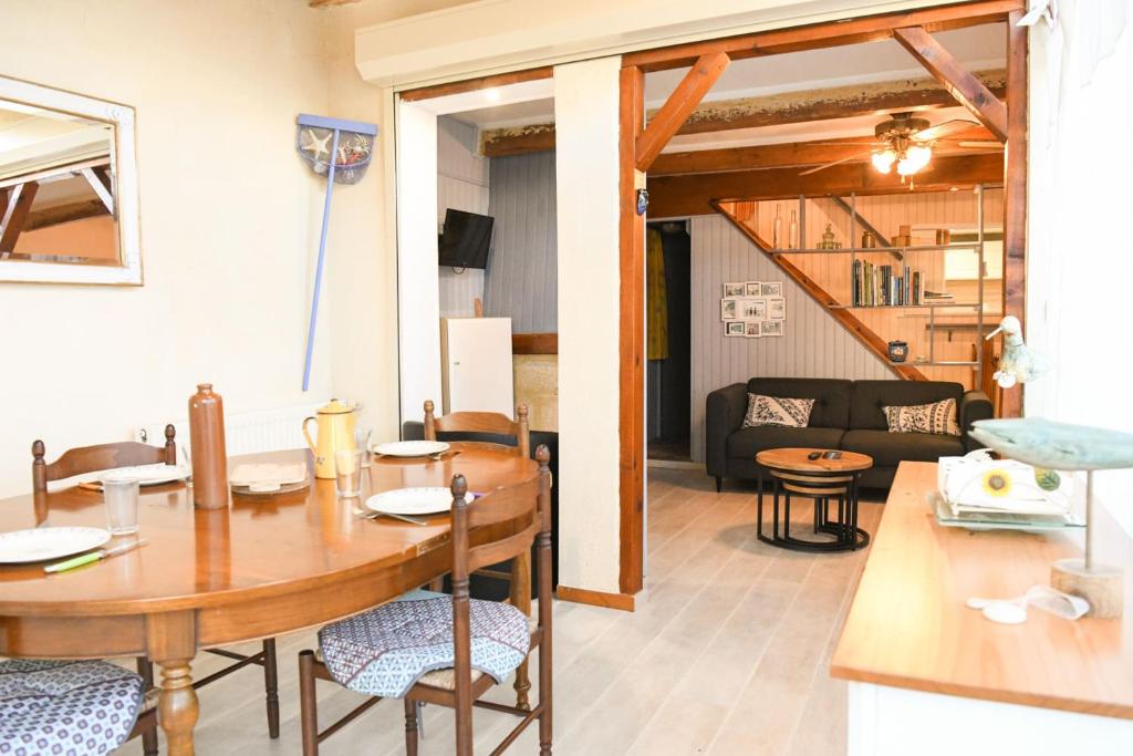 Posedenie v ubytovaní Le Cabanon - Maison 2 ch avec jardin et parking
