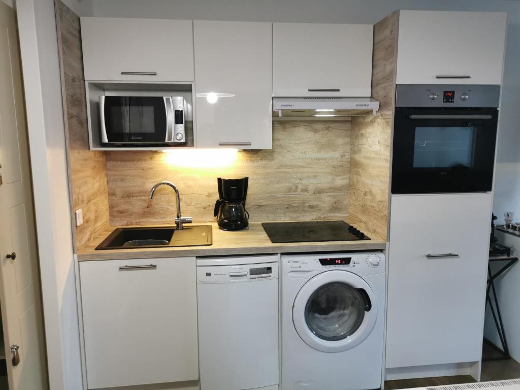 Kuchyňa alebo kuchynka v ubytovaní Appartement rénové, piscine à débordement, vue mer