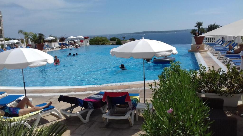 Bazén v ubytovaní Appartement rénové, piscine à débordement, vue mer alebo v jeho blízkosti