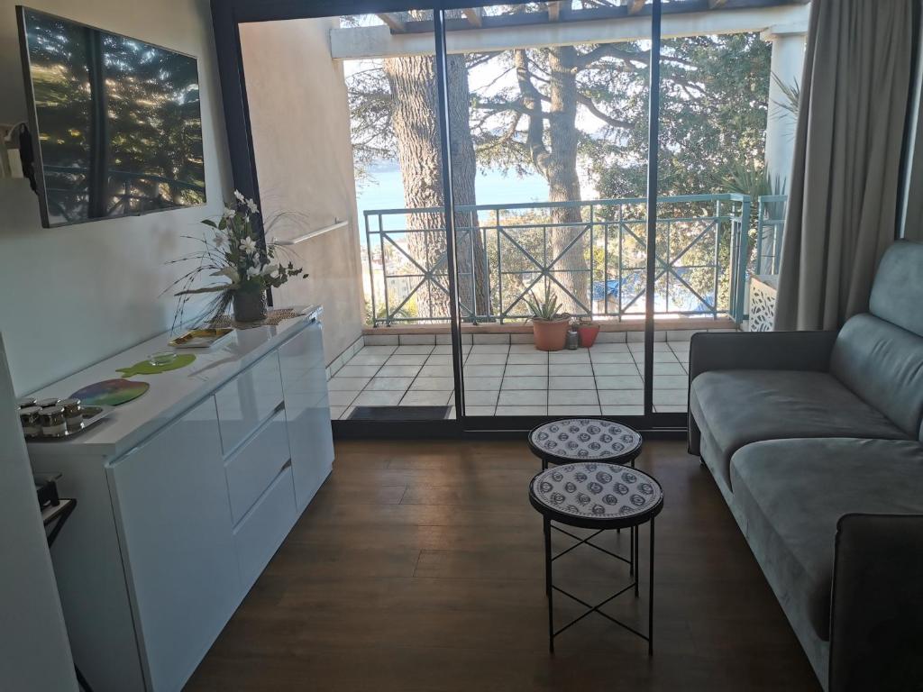 Kuchyňa alebo kuchynka v ubytovaní Appartement rénové, piscine à débordement, vue mer