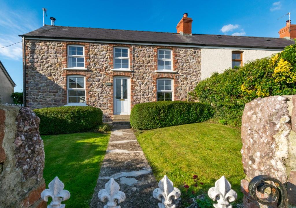 West End Cottage, Llangennith (updated prices 2024)