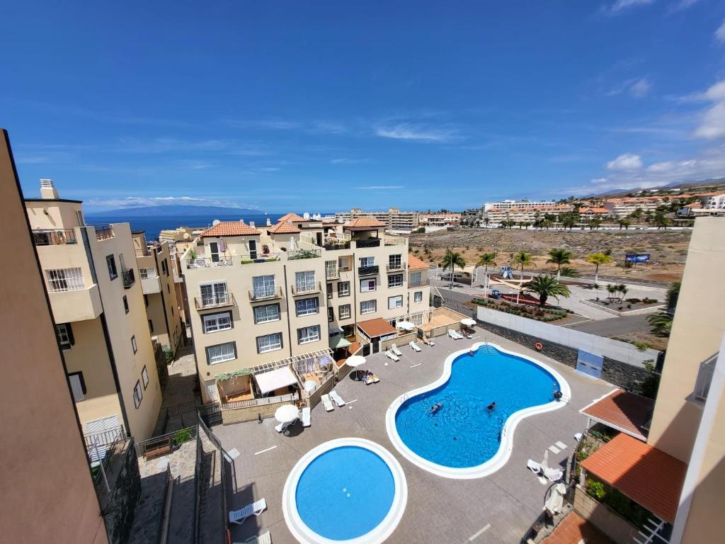 una vista aérea de una piscina en una ciudad con edificios en Apartment next to Ajabo Beach Pool & Ocean view, en Callao Salvaje