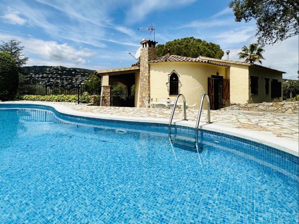 een villa met een zwembad voor een huis bij La Paliane in Calonge