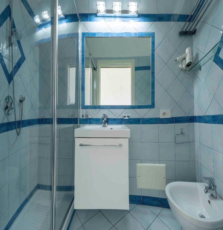 a bathroom with a sink and a mirror at Albergo La Prora in Capri