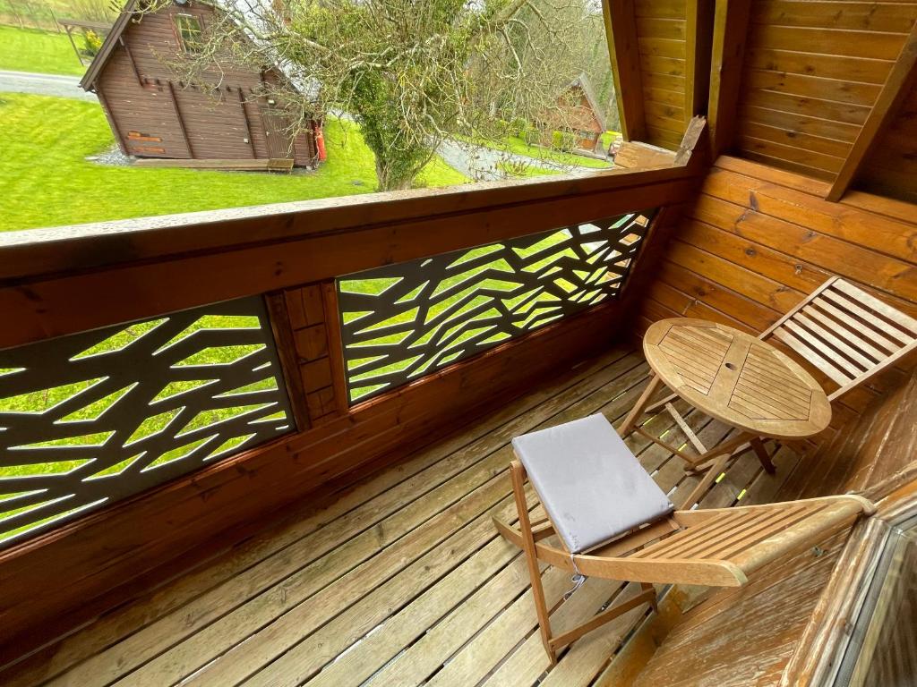 Rõdu või terrass majutusasutuses Luxury 3 bedroom, 3 bathroom lodge with hot tub