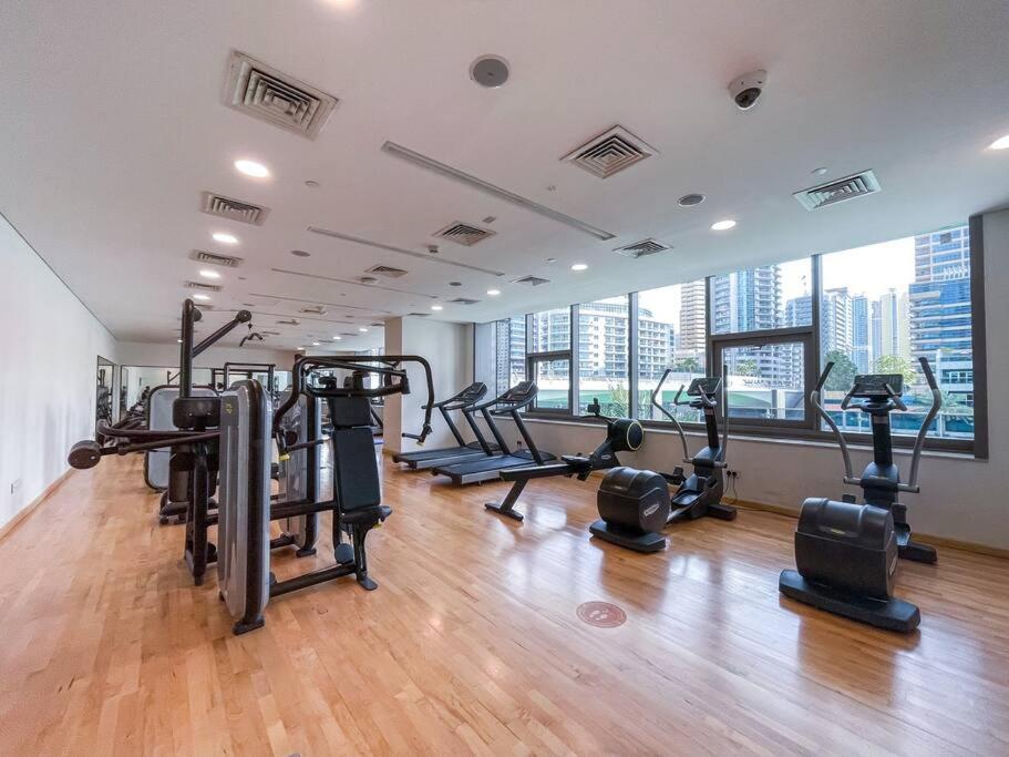 Fitness centrum a/nebo fitness zařízení v ubytování Lush Tropical Getaway in Dubai Marina
