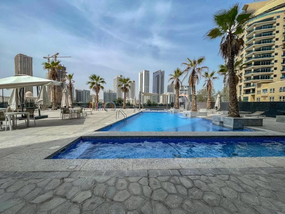 Bazén v ubytování Lush Tropical Getaway in Dubai Marina nebo v jeho okolí