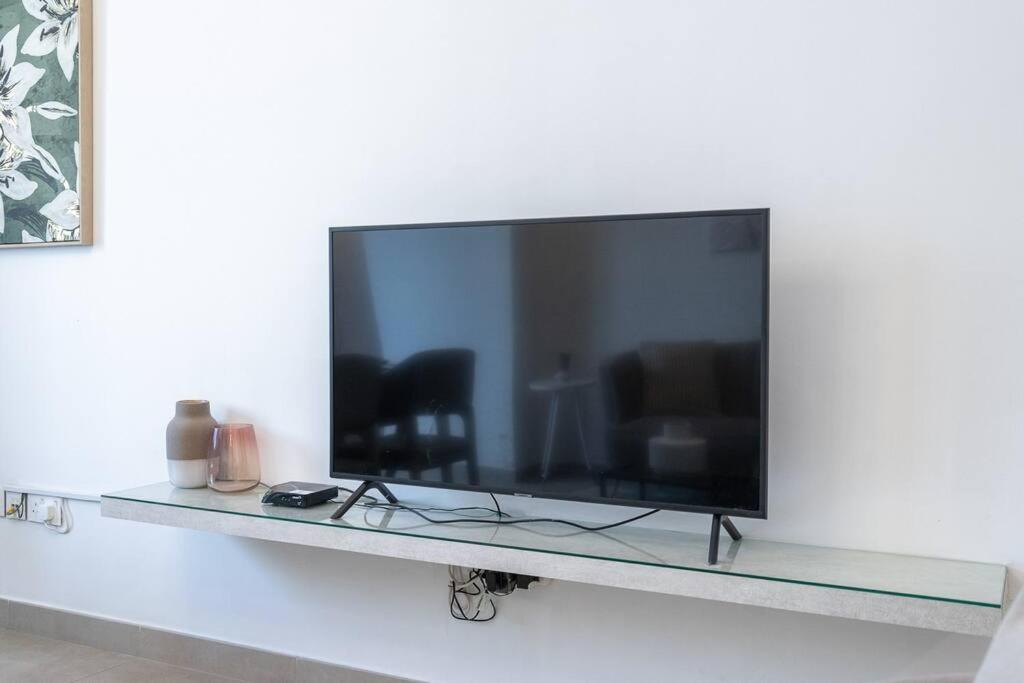 TV a/nebo společenská místnost v ubytování Lush Tropical Getaway in Dubai Marina