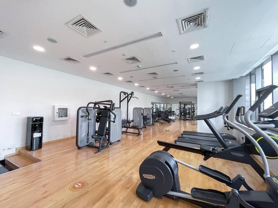 Fitness centrum a/nebo fitness zařízení v ubytování Lush Tropical Getaway in Dubai Marina