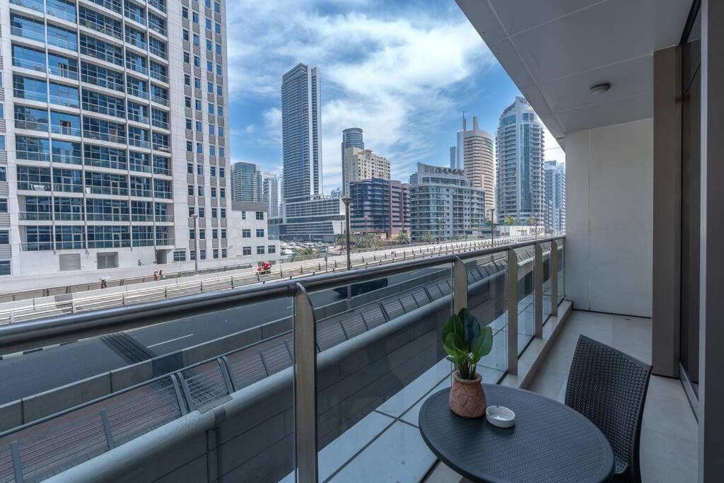 Balkón nebo terasa v ubytování Lush Tropical Getaway in Dubai Marina