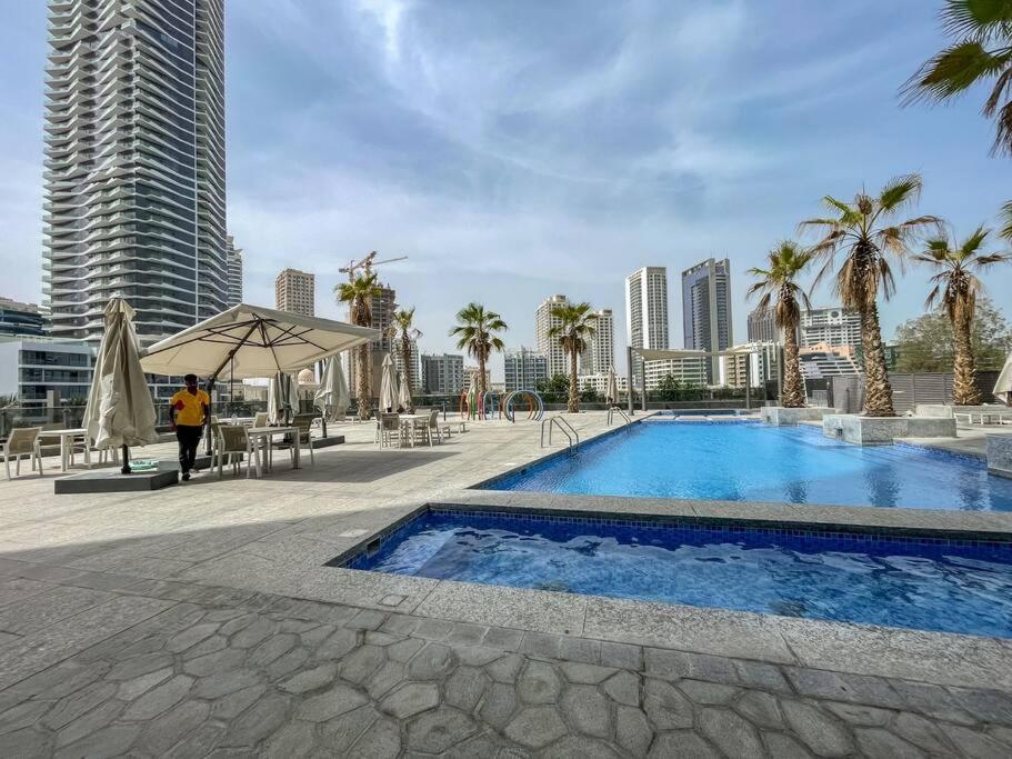 Bazén v ubytování Lush Tropical Getaway in Dubai Marina nebo v jeho okolí