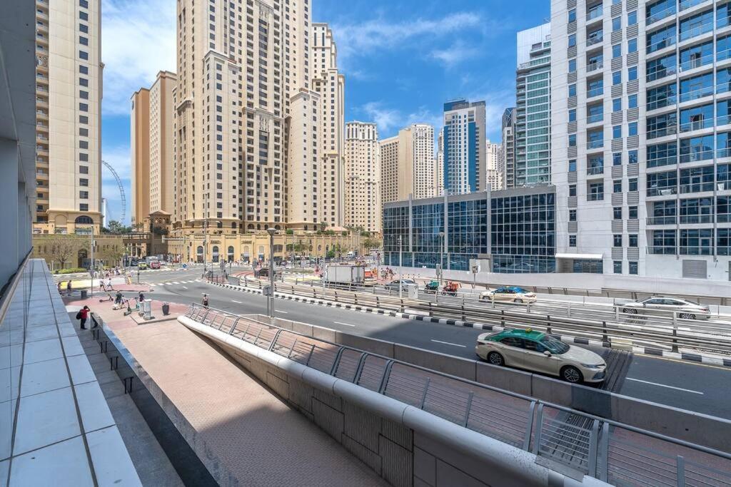 Nespecifikovaný výhled na destinaci Dubaj nebo výhled na město při pohledu z apartmánu