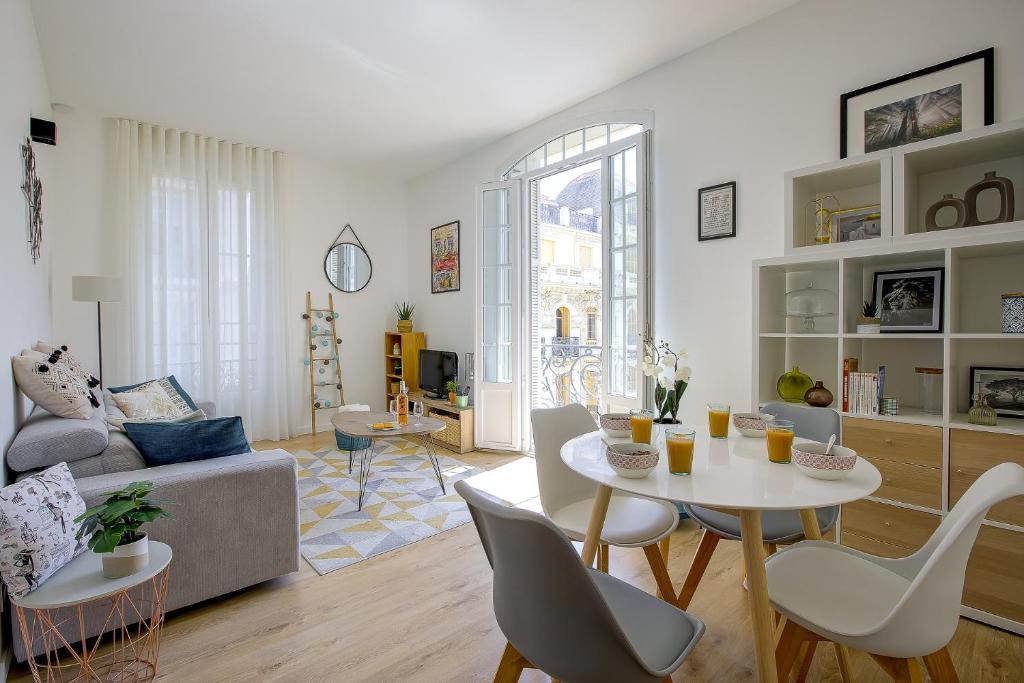 un salon avec un canapé, une table et des chaises dans l'établissement Maison Bianchi - Lamartine, à Nice