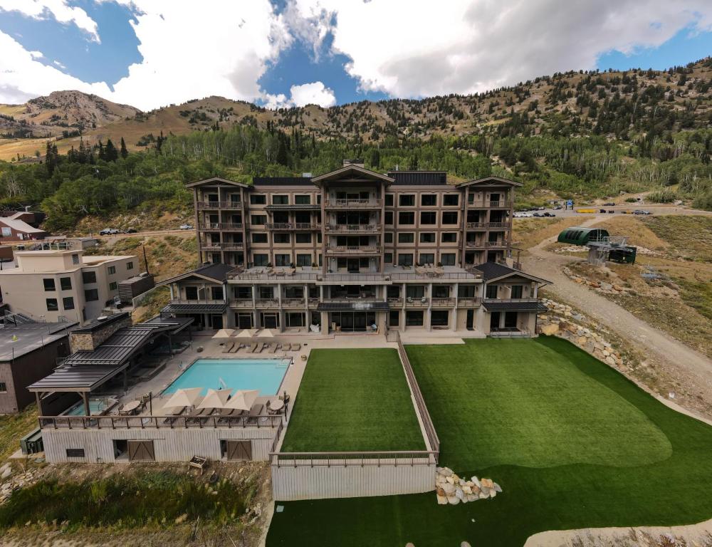 einen Luftblick auf ein großes Herrenhaus mit großem Rasen in der Unterkunft The Snowpine Lodge in Alta