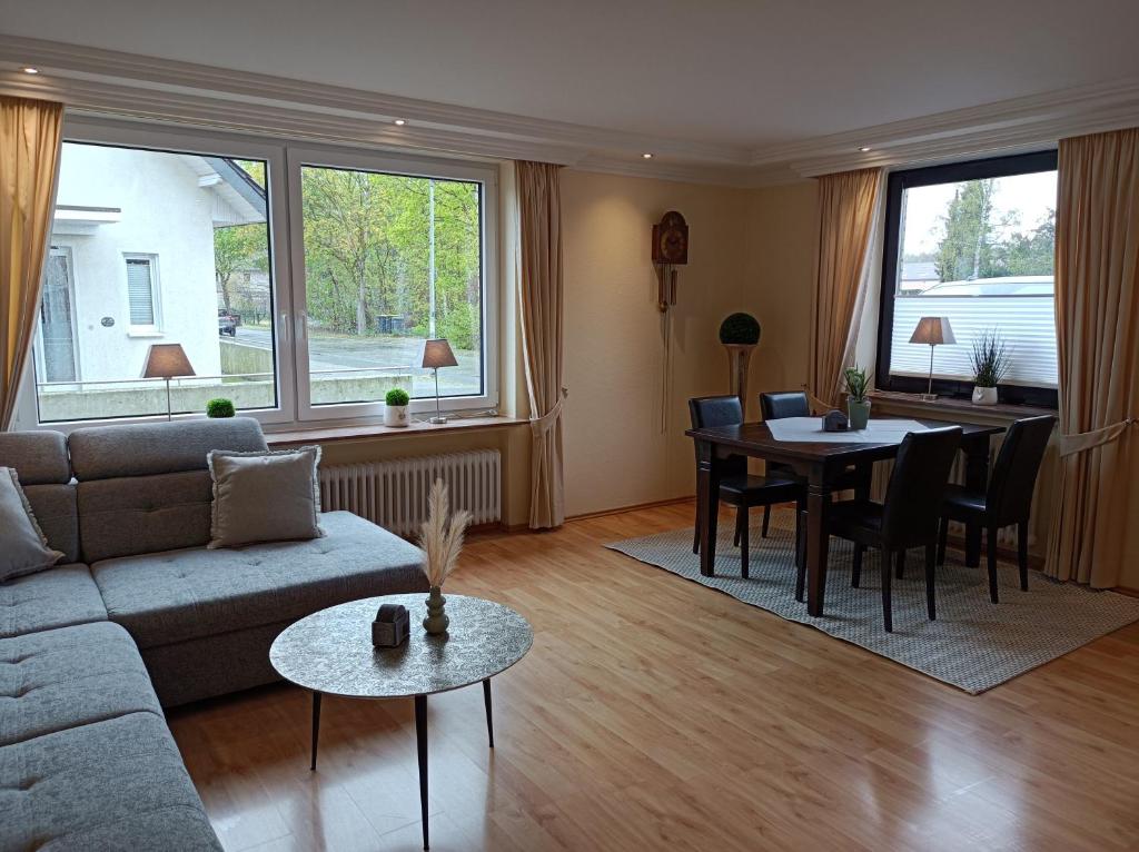 ein Wohnzimmer mit einem Sofa und einem Tisch in der Unterkunft Hotel Garni Zum Grünen Baum in Hövelhof