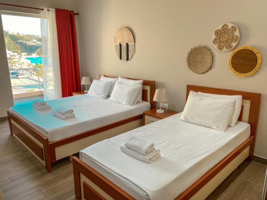 Postel nebo postele na pokoji v ubytování Aljur Hotel