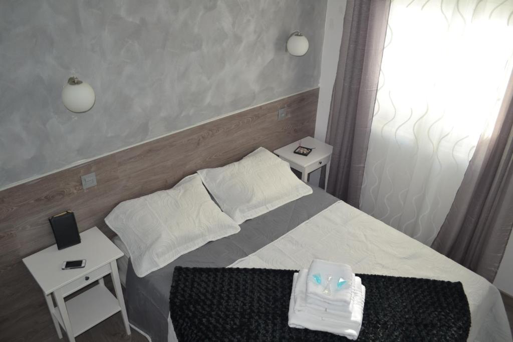 A bed or beds in a room at Hostal Meyra