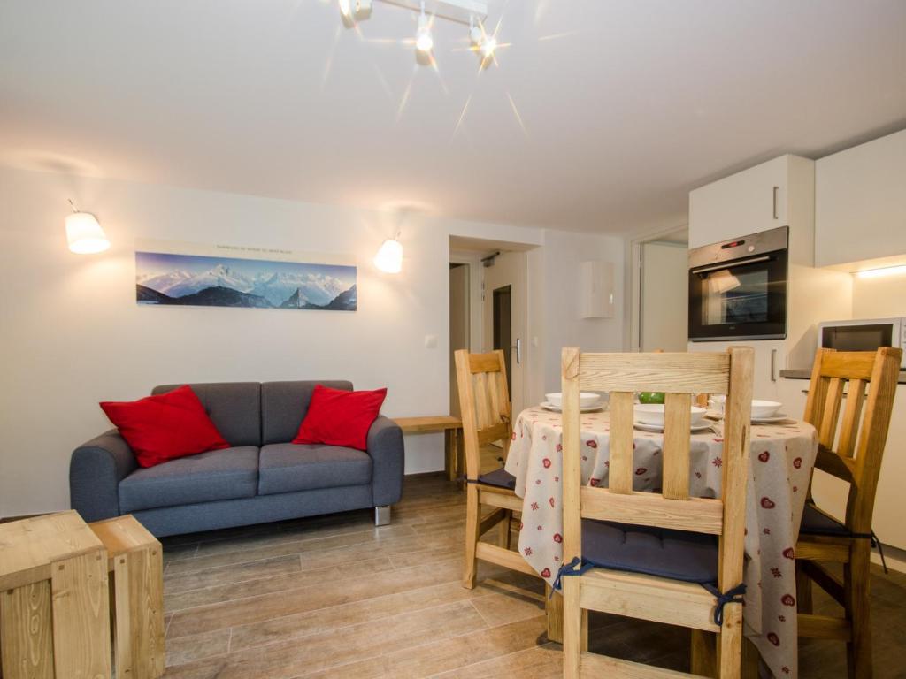 Część wypoczynkowa w obiekcie Charmant T3 rénové avec jardin, parking & wifi à Chamonix - FR-1-343-206