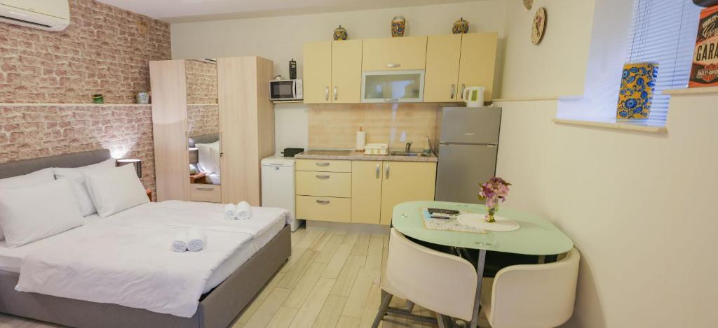 Habitación pequeña con cama y mesa pequeña. en Bliss Apartments with free parking, en Split